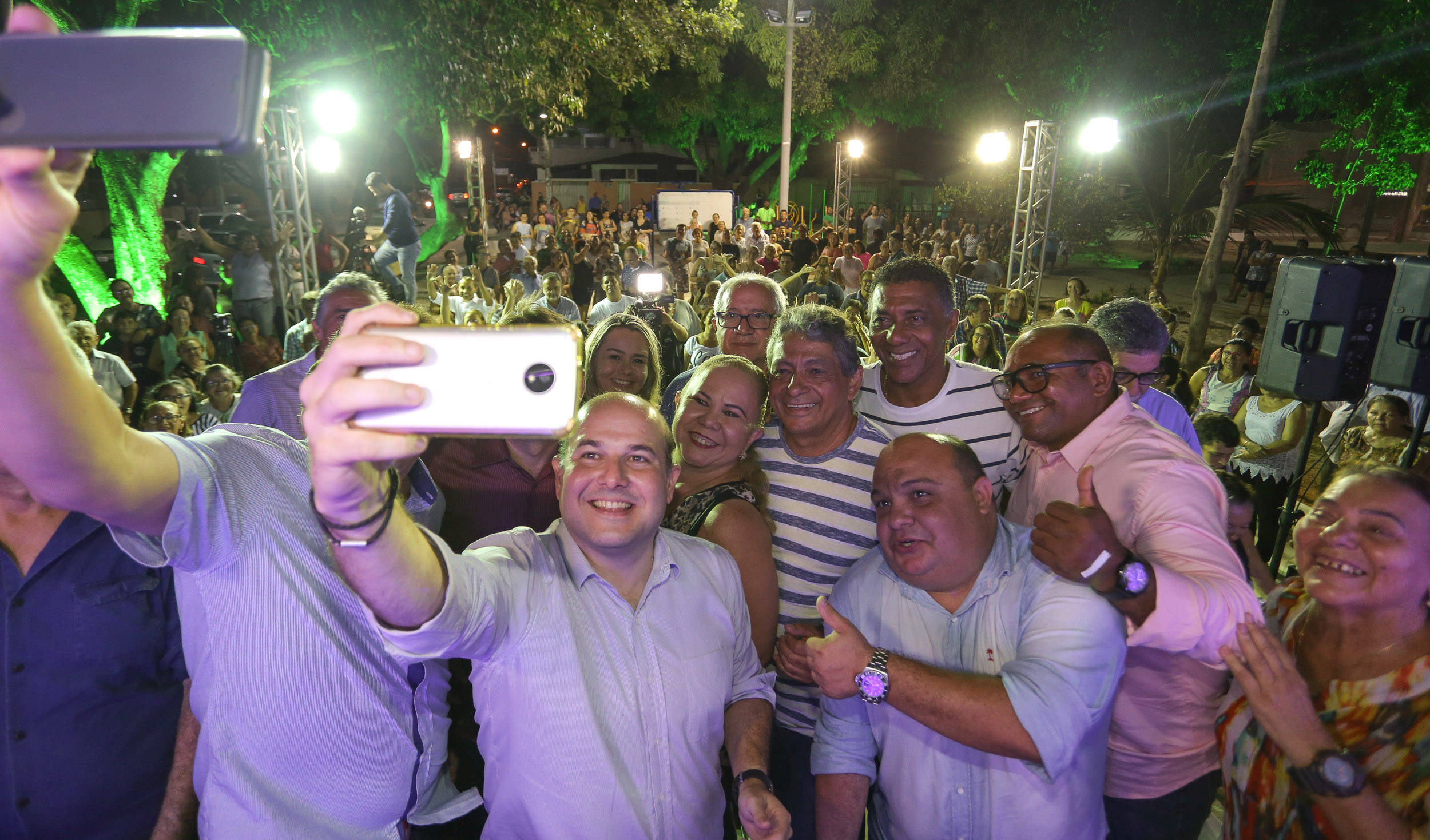 várias pessoas em pé, posando para a foto